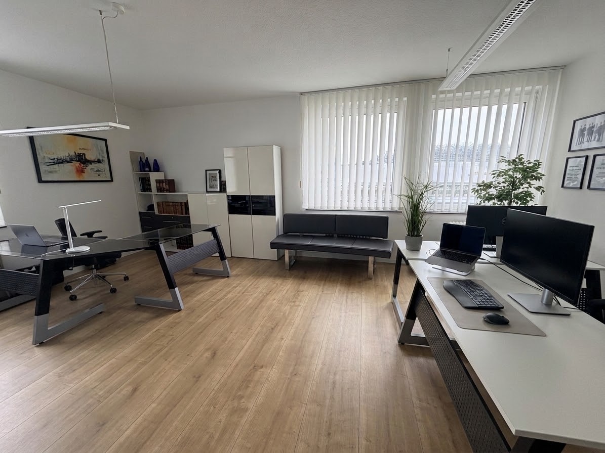 Büro von Braun Digitalwerk in Braunschweig mit mehreren Arbeitsplätzen und großen Fenstern